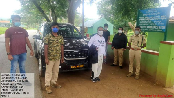 एसयूवी चालक ने जंगली जानवर को दिया खाना, तो पुलिस ने काटा चालान एसयूवी चालक ने जंगली जानवर को दिया खाना, तो पुलिस ने काटा चालान