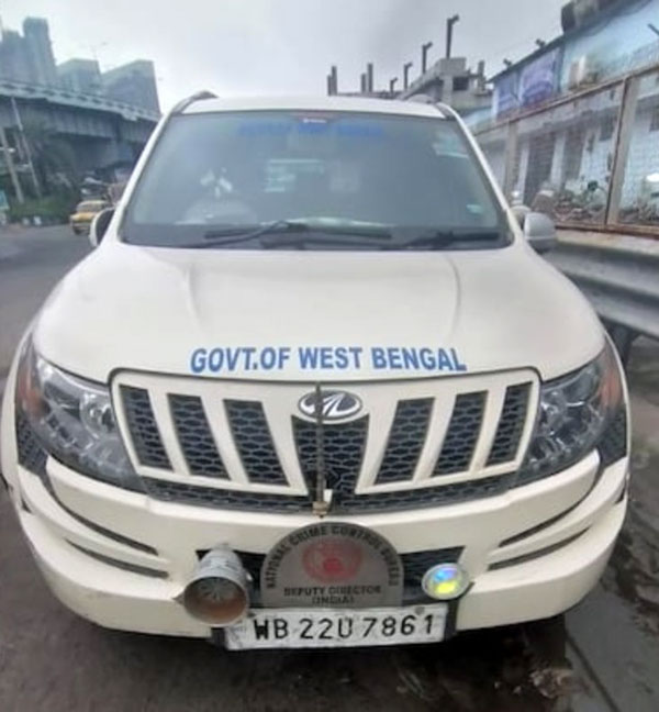 फर्जी सरकारी अधिकारी बन कर दे रहा था लोगो को धोखा, पुलिस ने जब्त की एसयूवी