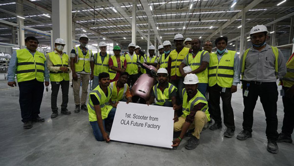 फैक्ट्री से तैयार होकर निकली ओला की पहली इलेक्ट्रिक स्कूटर, देखें पहली झलक