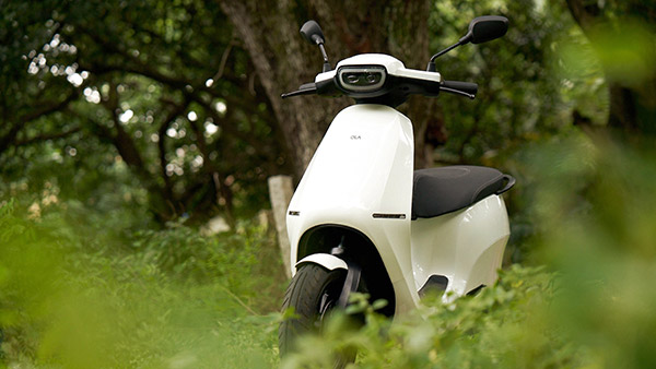 Ola Electric Scooter vs Bajaj Chetak vs Ather 450X vs TVS iQube: कीमत, रेंज, परफॉर्मेंस व चार्जिंग समय