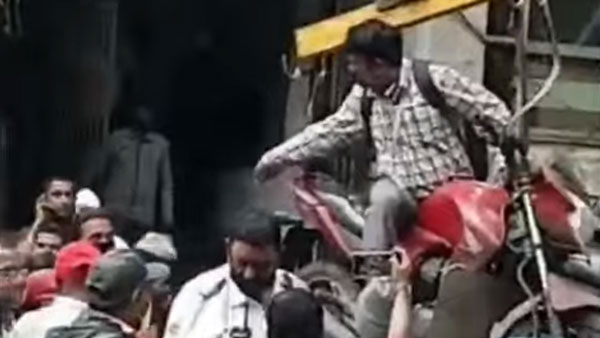 Pune Traffic Police का कारनामा, Bike समेत टोइंग वैन पर चढ़ाया युवक को, वीडियो हुआ वायरल