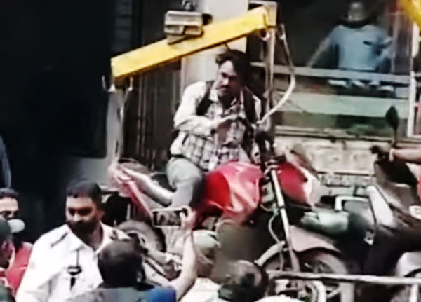 Pune Traffic Police का कारनामा, Bike समेत टोइंग वैन पर चढ़ाया युवक को, वीडियो हुआ वायरल