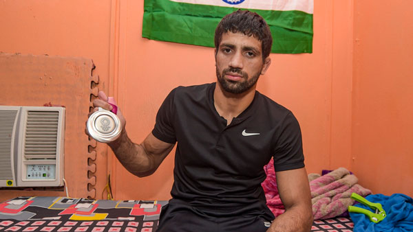 Olympic पदक विजेता Wrestler Ravi Dahiya व Bajrang Punia को मिली Kiger SUV, कंपनी का उपहार