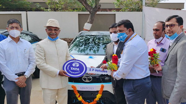 टाटा मोटर्स ने गुजरात सरकार को डिलीवर की नेक्सन ईवी की 10 यूनिट