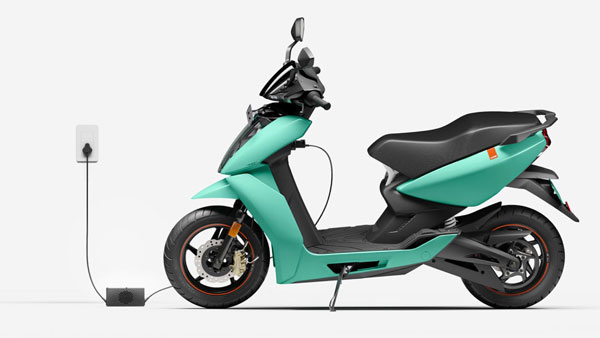 किचन में चार्ज करता यह व्यक्ति अपनी Ather Electric Scooter, जानें आखिर क्या है वजह