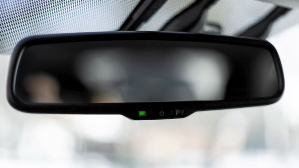 कार ड्राइविंग को आसान बनाते हैं ये 5 जरूरी फीचर्स, हर कार में होने चाहीए उपलब्ध