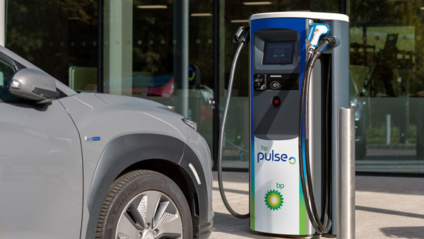 Reliance Jio और British Petroleum मिलकर बनाएंगे EV चार्जिंग इंफ्रास्ट्रक्चर, BluSmart भी देगी साथ