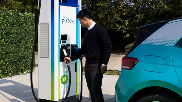 Reliance Jio और British Petroleum मिलकर बनाएंगे EV चार्जिंग इंफ्रास्ट्रक्चर, BluSmart भी देगी साथ