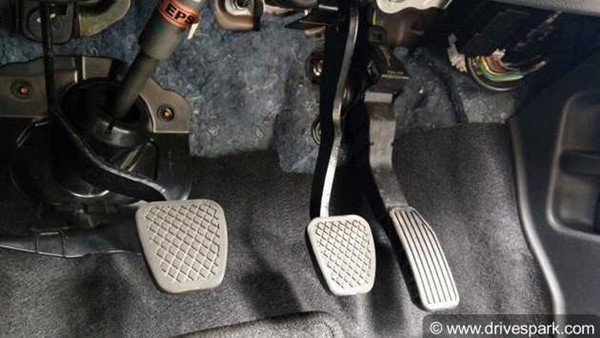 अगर आपकी कार का Handbrake हो रहा है खराब, तो आपको दिखने लगेंगे ये 5 लक्षण