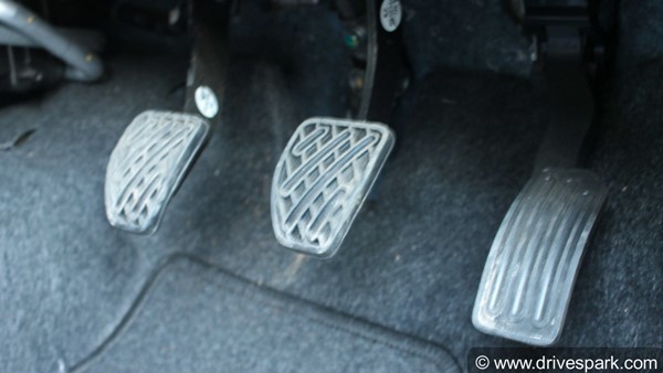 अगर आपकी कार का Handbrake हो रहा है खराब, तो आपको दिखने लगेंगे ये 5 लक्षण