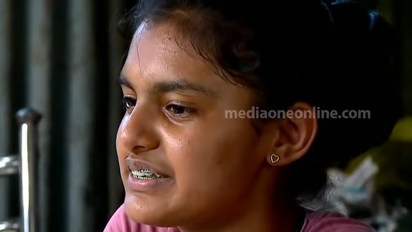 19 साल की यह लड़की दीवानी है Royal Enfield मोटरसाइकिलों की, उन्हें रिपेयर करने में है माहिर