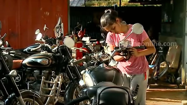 19 साल की यह लड़की दीवानी है Royal Enfield मोटरसाइकिलों की, उन्हें रिपेयर करने में है माहिर