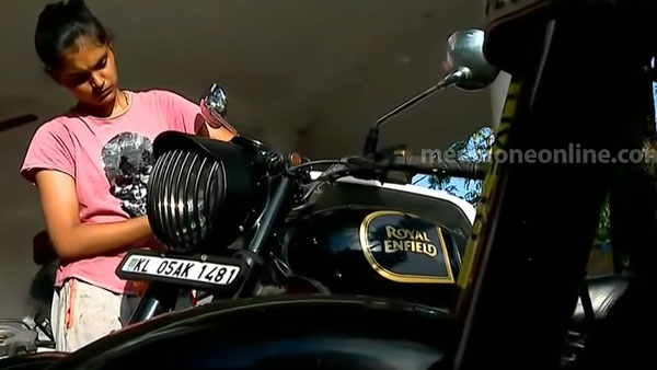 19 साल की यह लड़की दीवानी है Royal Enfield मोटरसाइकिलों की, उन्हें रिपेयर करने में है माहिर