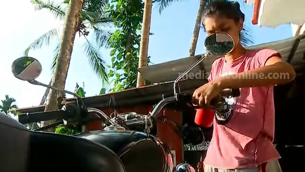 19 साल की यह लड़की दीवानी है Royal Enfield मोटरसाइकिलों की, उन्हें रिपेयर करने में है माहिर