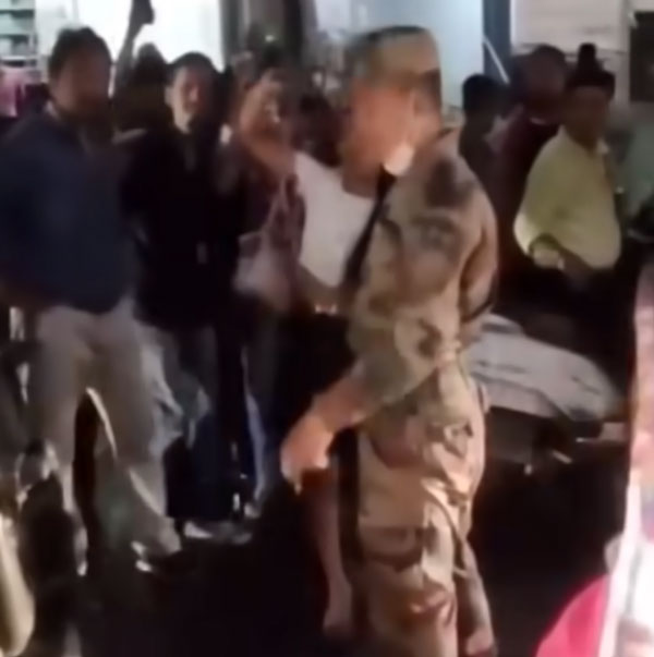 शराब के नशे में फीमेल मॉडल ने Indian Army की Maruti Gypsy को मारी लात, घटना का वीडियो वायरल