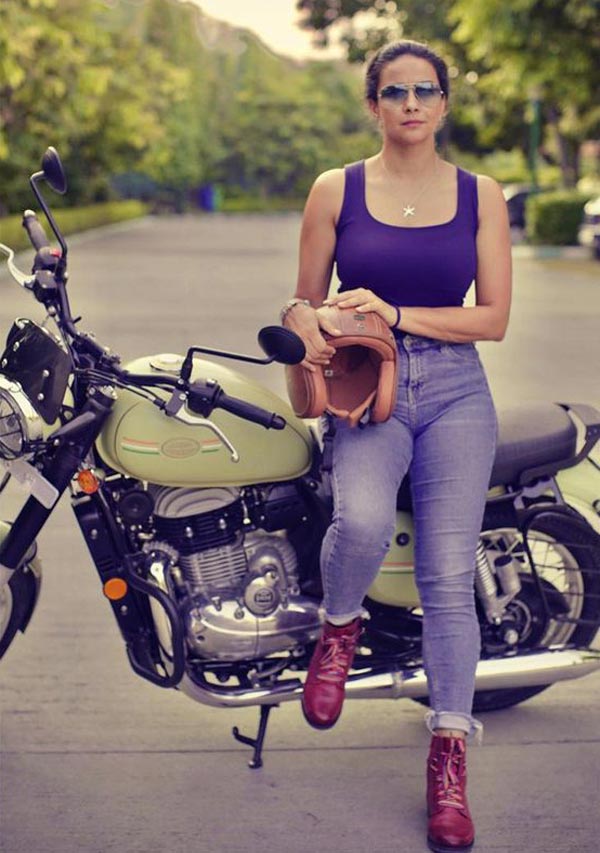बॉलीवुड एक्ट्रेस Gul Panag ने खरीदी कस्टम Jawa 42 बाइक, Instagram पर शेयर की तस्वीरें
