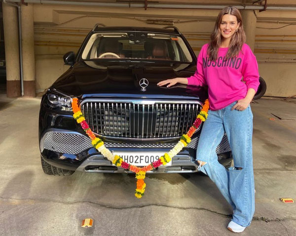 बॉलीवुड एक्ट्रेस Kriti Sanon ने खरीदी नई Mercedes Maybach GLS 600, सामने आई तस्वीरें