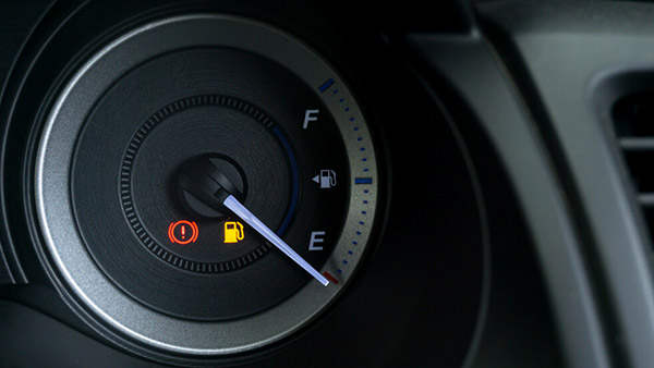 Britain: कम ईंधन पर चलाई कार तो भरना होगा जुर्माना, ड्राइविंग लाइसेंस भी होगा जब्त