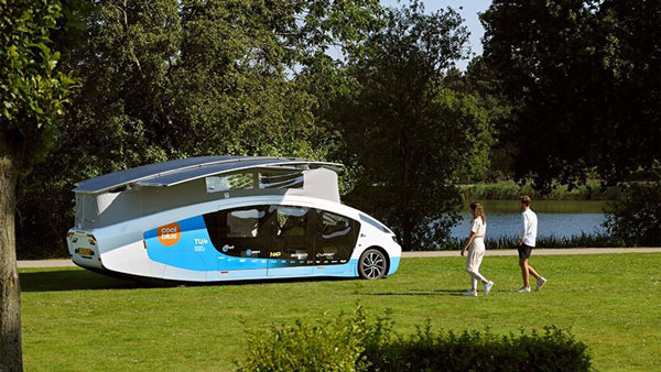 इस Electric Van को चार्ज करने के लिए बिजली की जरूरत नहीं, छत पर लगे हैं बड़े-बड़े Solar Panel