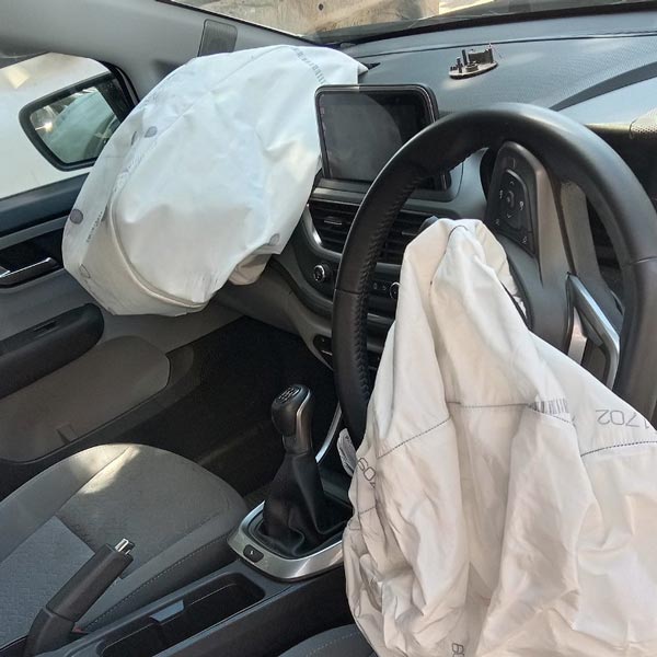 एक्सीडेंट के बाद कार की तारीफ करते नहीं थक रहा Tata Altroz का ड्राइवर, जानें क्या है वजह