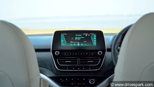 Tata Safari में दिए गये नए फीचर्स, XT व XZ वैरिएंट को किया गया अपडेट