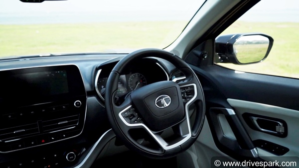 Tata Safari में दिए गये नए फीचर्स, XT व XZ वैरिएंट को किया गया अपडेट