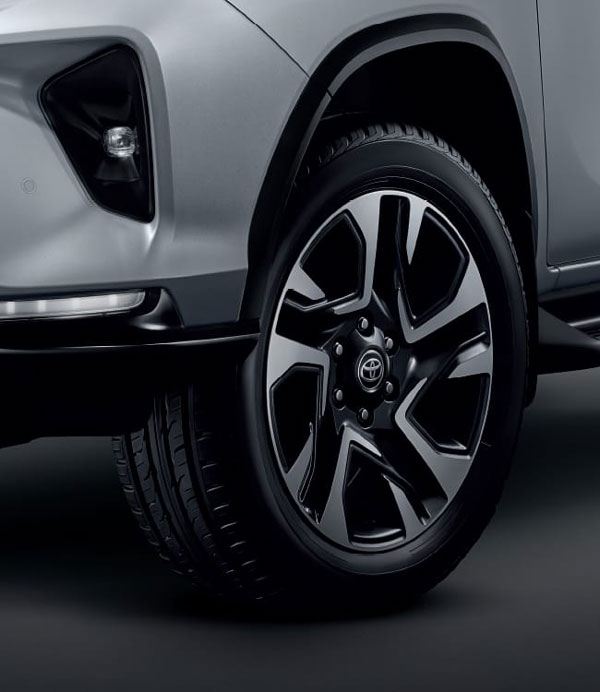 जल्द आने वाला है Toyota Fortuner Legender का 4-Wheel Drive वैरिएंट, जानें क्या हो सकती है कीमत