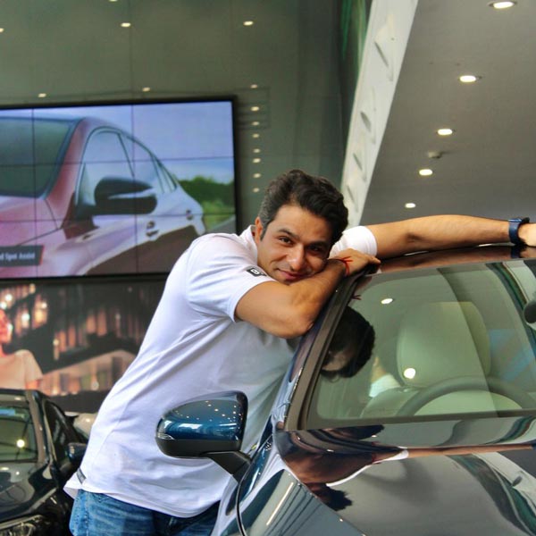 ‘एस्पिरेंट्स’ वाले संदीप भैया ने खरीदी मर्सिडीज की नई कार, फैंस ने पूछा- आर्थिक स्थिति ठीक हो गई?