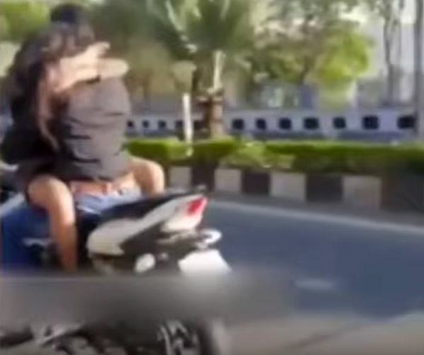 TVS Apache के फ्यूल टैंक पर लड़की को बैठा युवक ने किया स्टंट, इंटरनेट पर वायरल हुआ वीडियो