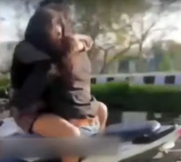 TVS Apache के फ्यूल टैंक पर लड़की को बैठा युवक ने किया स्टंट, इंटरनेट पर वायरल हुआ वीडियो