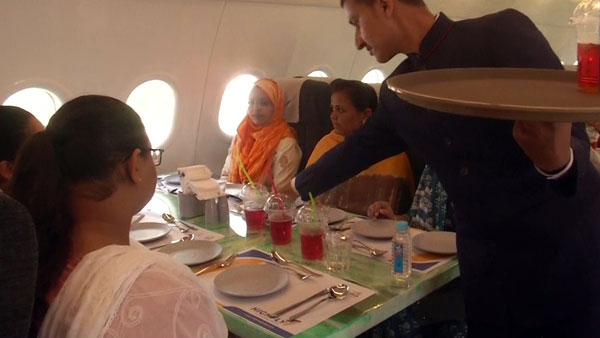 वडोदरा में खुला Airplane की थीम का रेस्टोरेंट, अंदर जाने के लिए लेना पड़ता है बोर्डिंग पास