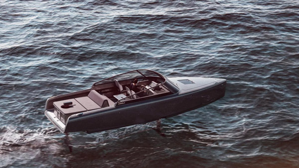 यह इलेक्ट्रिक नाव पानी पर तैरती नहीं बल्कि उड़ती है, जानें कितनी है रेंज और अधिकतम रफ्तार