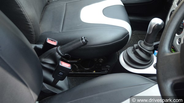 कार का Handbrake इस्तेमाल करने में कहीं आप तो नहीं कर रहे गलती, जानें कब लगाया जाता है