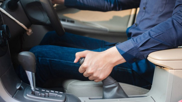 कार का Handbrake इस्तेमाल करने में कहीं आप तो नहीं कर रहे गलती, जानें कब लगाया जाता है