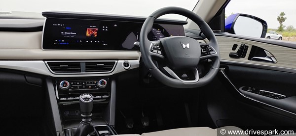 Mahindra XUV700 AX3 ट्रिम लेने का बना रहे हैं विचार तो जान लें इसके फीचर्स के बारे में Mahindra XUV700 AX3 ट्रिम लेने का बना रहे हैं विचार तो जान लें इसके फीचर्स के बारे में