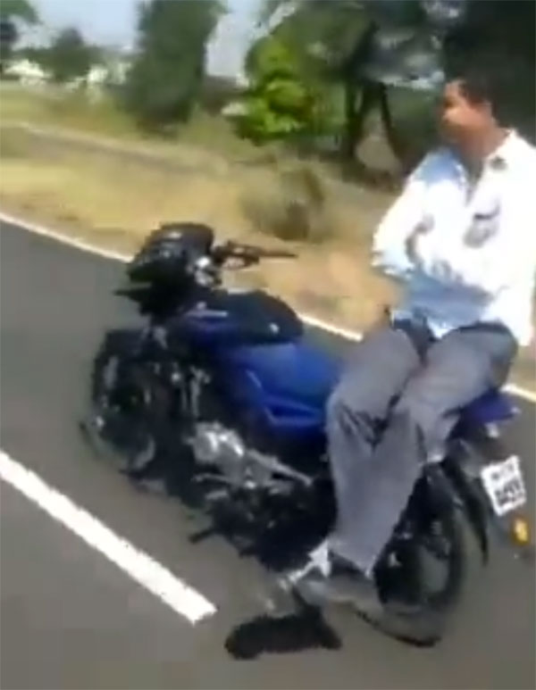 बिना ड्राइवर के दौड़ रही थी बाइक, आनंद महिंद्रा ने वीडियो ट्विट किया तो लोगों ने जताई नाराजगी