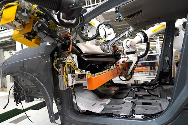 Nissan की कार फैक्ट्री में इंसानों की जगह लेंगे रोबोट, उत्पादन बढ़ाने का है लक्ष्य