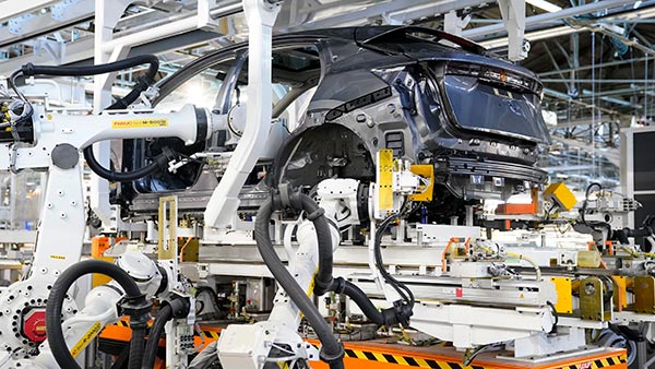 Nissan की कार फैक्ट्री में इंसानों की जगह लेंगे रोबोट, उत्पादन बढ़ाने का है लक्ष्य