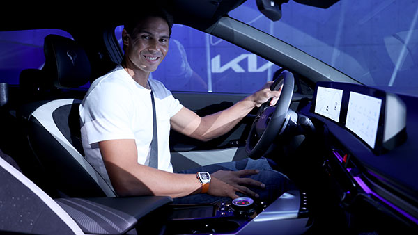 टेनिस खिलाड़ी Rafael Nadal भी हुए इलेक्ट्रिक वाहनों के दीवानें, खरीदी Kia की इलेक्ट्रिक कार