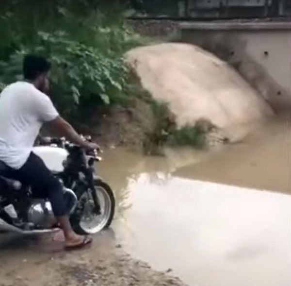 गहरे पानी में उतरी Royal Enfield बाइक तो इंजन हुआ फेल, देखें वीडियो