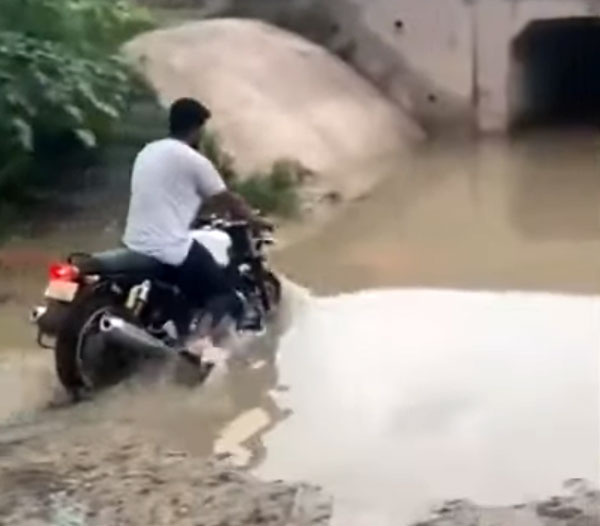 गहरे पानी में उतरी Royal Enfield बाइक तो इंजन हुआ फेल, देखें वीडियो