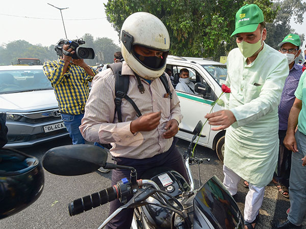 दिल्ली में सर्दियों के पहले प्रदूषण से निपटने की कोशिश शूरू, रेड लाइट पर इंजन बंद रखने की अपील