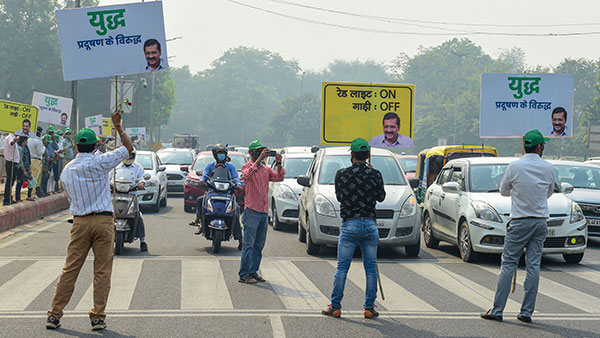 दिल्ली में सर्दियों के पहले प्रदूषण से निपटने की कोशिश शूरू, रेड लाइट पर इंजन बंद रखने की अपील