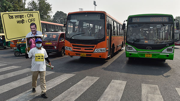 दिल्ली में सर्दियों के पहले प्रदूषण से निपटने की कोशिश शूरू, रेड लाइट पर इंजन बंद रखने की अपील