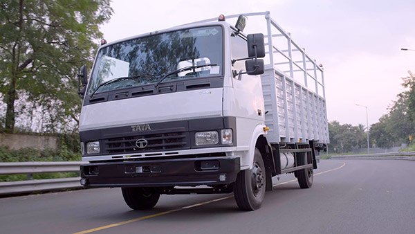 Tata Motors ने 21 नए कमर्शियल वाहनों को किया पेश, माइलेज और कम्फर्ट में हुआ सुधार