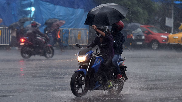 बारिश में मोटरसाइकिल पर इस्तेमाल किया छाता तो लगेगा भारी जुर्माना, जानें क्या हैं नए नियम