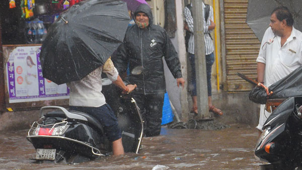 बारिश में मोटरसाइकिल पर इस्तेमाल किया छाता तो लगेगा भारी जुर्माना, जानें क्या हैं नए नियम