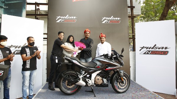 Bajaj Pulsar 250 की डिलीवरी हुई शुरू, पुणे में डिलीवर हुई इस बाइक की पहली यूनिट