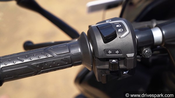 Bajaj Pulsar F250 Hindi Review: बजाज पल्सर एफ250 रिव्यू डिजाईन फीचर्स इंजन परफॉर्मेंस राइड जानकारी