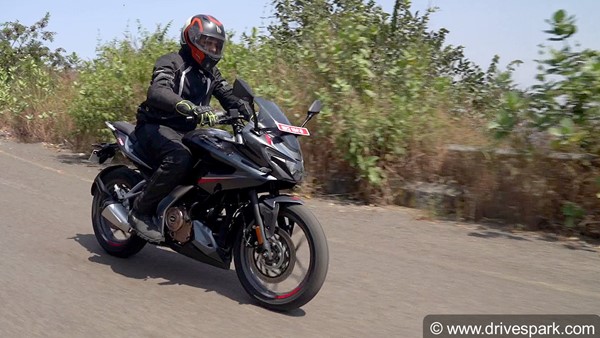 Bajaj Pulsar F250 Hindi Review: बजाज पल्सर एफ250 रिव्यू डिजाईन फीचर्स इंजन परफॉर्मेंस राइड जानकारी